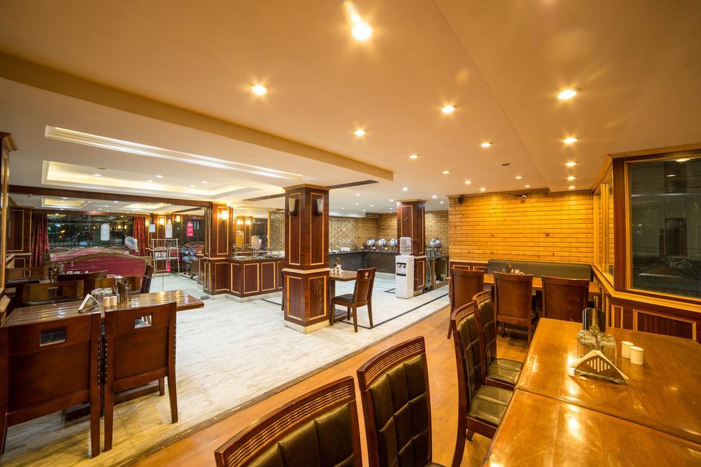 فندق Srīnagarفي  Holiday Plaza المظهر الخارجي الصورة